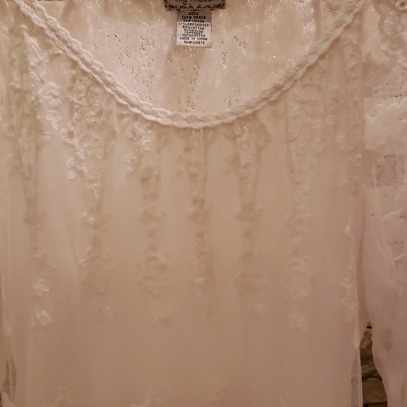 White lace top. "LILLY MASON" - Picture 4 of 15